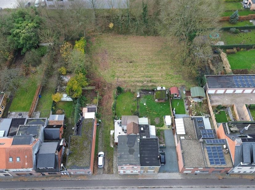 Achterin gelegen ruim perceel grond op ca 1450 m²<br />
Ligging: oprit naar het perceel achter gelegen, invalsweg naar Kapellen centrum en Putte, wink