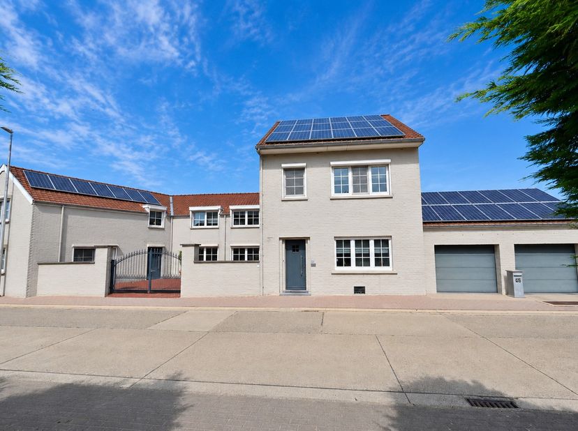 Royale, karaktervolle woning met 5 slaapkamers en 4 badkamers aan de grens met Maastricht<br />
<br />
Op een steenworp van Maastricht, in alle rust g