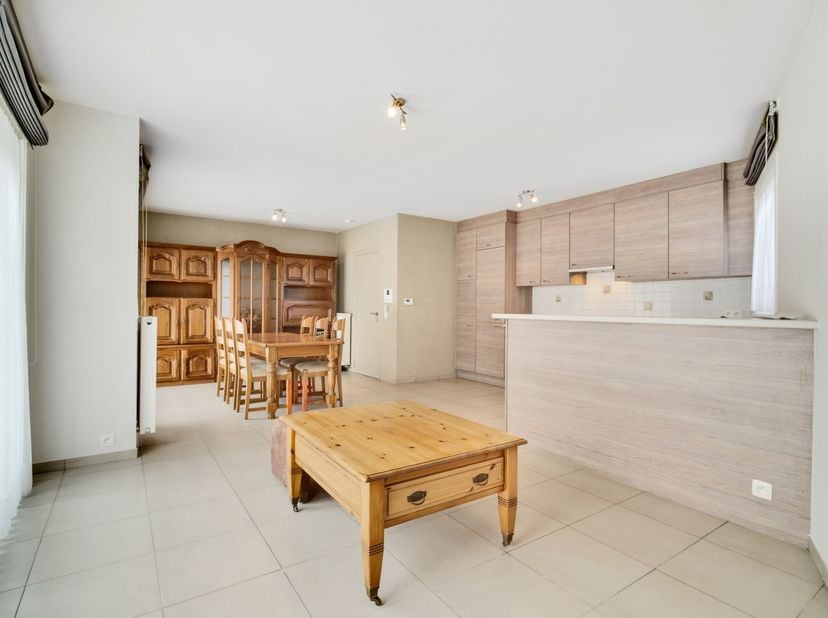 Welkom in dit volledig instapklare gelijkvloers appartement in het centrum van Zwevegem.<br />
Dankzij de uitstekende en strategische ligging geniet j