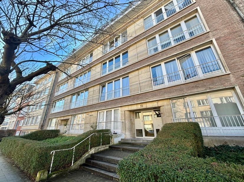 AUDERGHEM : Op een steenworp van de wijk Sint-Julien en de wijk Chant d’Oiseau: Prachtig te renoveren appartement met twee slaapkamers van +/- 90 m² (