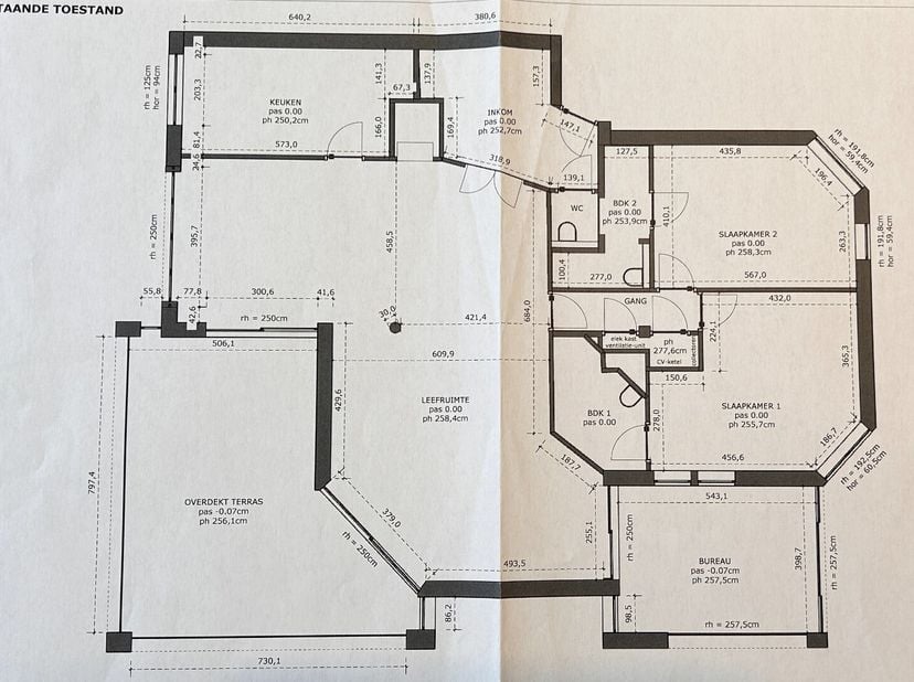 Dit prachtig instapklare gelijkvloerse appartement van meer dan 200 m² combineert ruimte, comfort en een uitstekende ligging. U beschikt over een ruim
