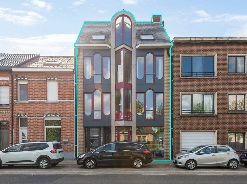 Polyvalent gebouw omvattende GLVL handelsruimte, magazijn, kantoor en duplex appartement met 3 slaapkamers en 2 terrassen<br />
Algemeen:<br />
- Ontz