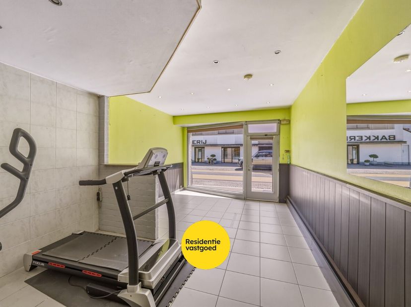 Centraal gelegen in het hart van Oudenburg vindt u dit veelzijdige handelspand met woonst op een perceel van 170 m². Dankzij de combinatie van commerc