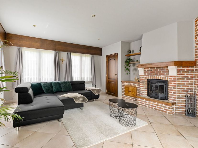 Welkom in deze verzorgde gezinswoning in Lommel. De woning beschikt over een woonoppervlakte van 146 m² en omvat twee ruime slaapkamers en een modern