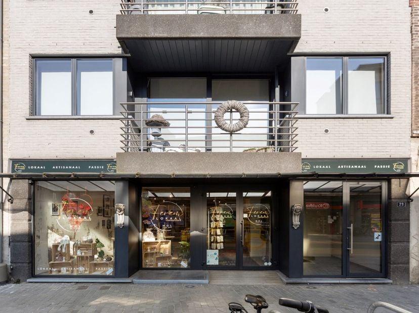 Deze handelsruimte is ideaal gelegen in dé winkelstraat van het centrum van Mol, recht tegenover Kruidvat en vlak bij Wibra en andere bekende winkels.