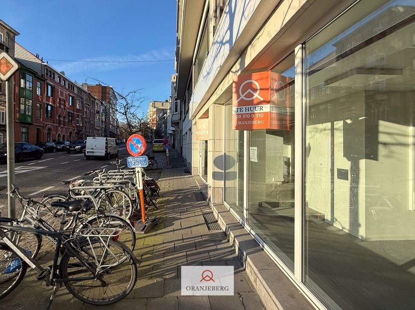Bevindt zich op een uitstekende locatie langs de Krijgslaan in Gent. Op zeer commerciële ligging vlakbij Citadelpark, gelegen tussen Gent-Sint-Pieters