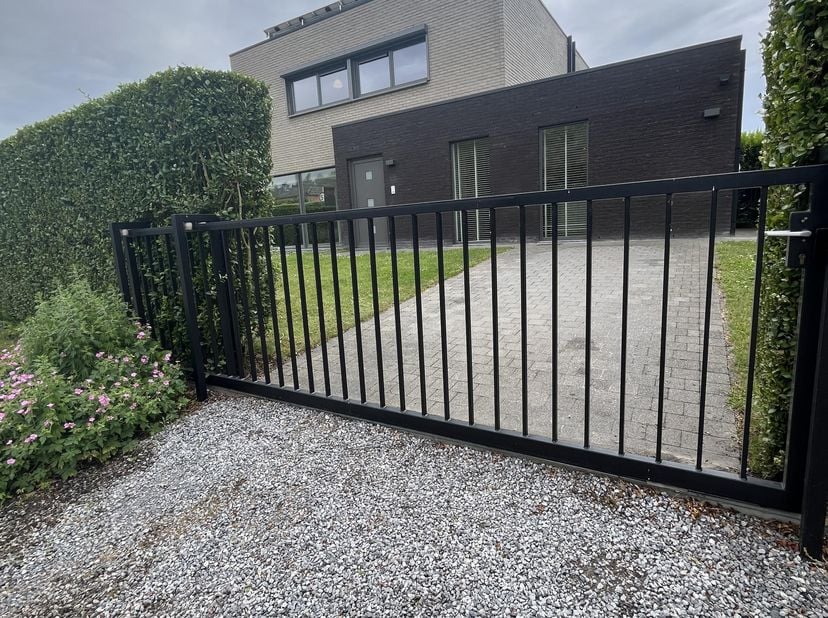 Maison moderne de 3 chambres, classée A en termes de performance énergétique, offrant une vue dégagée sur une réserve naturelle dans le charmant villa