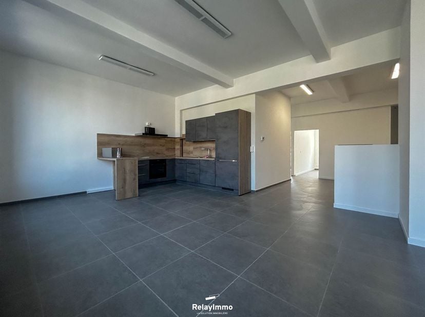 Appartement entièrement rénové en plein centre de Tournai !<br />
<br />
Composition : <br />
Grand hall d'entrée ouvert sur le salon et la cuisine
