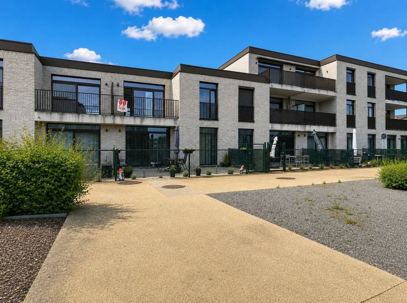 Dit appartement biedt een aangename woonervaring dankzij de ruime inkomhal, een lichtrijke woonkamer met open en volledig ingerichte keuken, twee comf