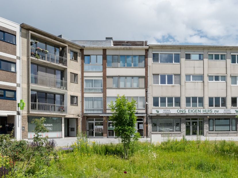 Dit appartement vinden we terug op het Marktplein 8 bus 9 te Pelt, Neerpelt centrum. Het appartement is te bereiken via trap of lift.<br />
<br />
Ind