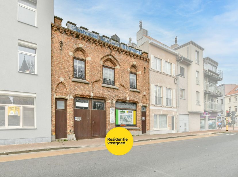 Handelshuis te koop in het hart van Blankenberge, gelegen op een perceel van 349 m², met zeer veel renovatiepotentieel en mogelijkheden.<br />
Het gel