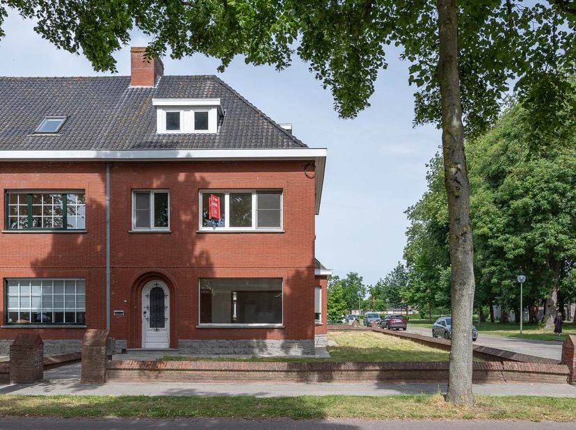 WOONHUIS - <br />
<br />
Halfopen bebouwing bestaande uit inkomhal, leefruimte, keuken, kelderberging, zitplaats, toilet met berging, wasplaats, garag