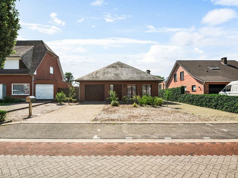 Te renoveren gezinswoning met 3 slaapkamers, ruime tuin en garage<br />
Gelijkvloers<br />
Via de inkomhal betreedt u de woning en krijgt u toegang to