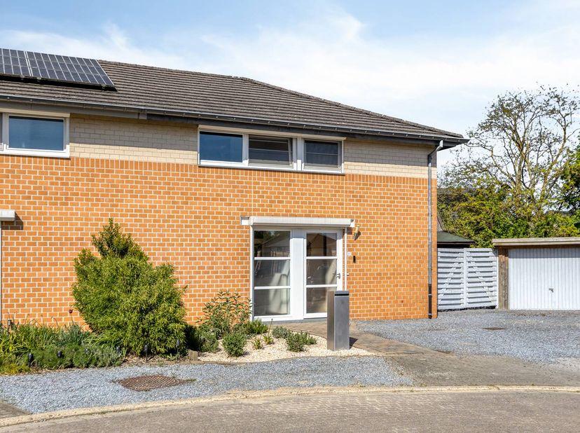 Deze halfopen gezinswoning met 3 slaapkamers en een bewoonbare oppervlakte van 123 m² is erg rustig gelegen, op het einde van een doodlopende straat.