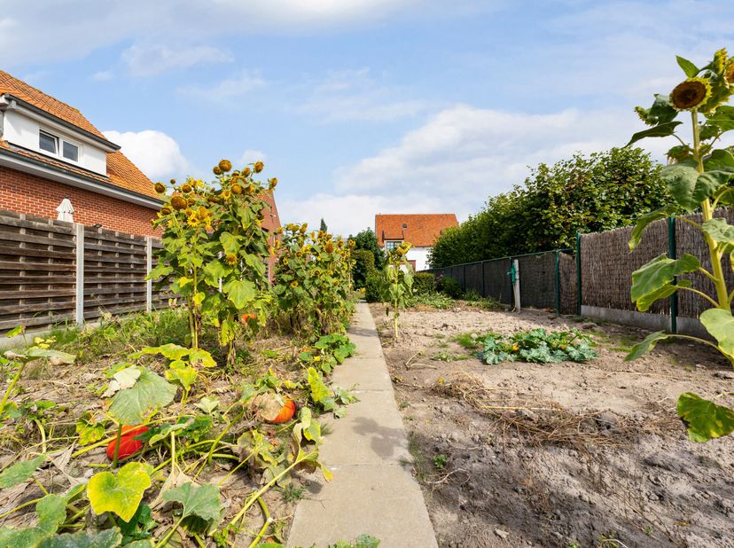 Deze kloeke en alleenstaande woning wordt u te koop aangeboden op een rustige locatie.<br />
We betreden het gelijkvloerse langs de hal met aansluiten