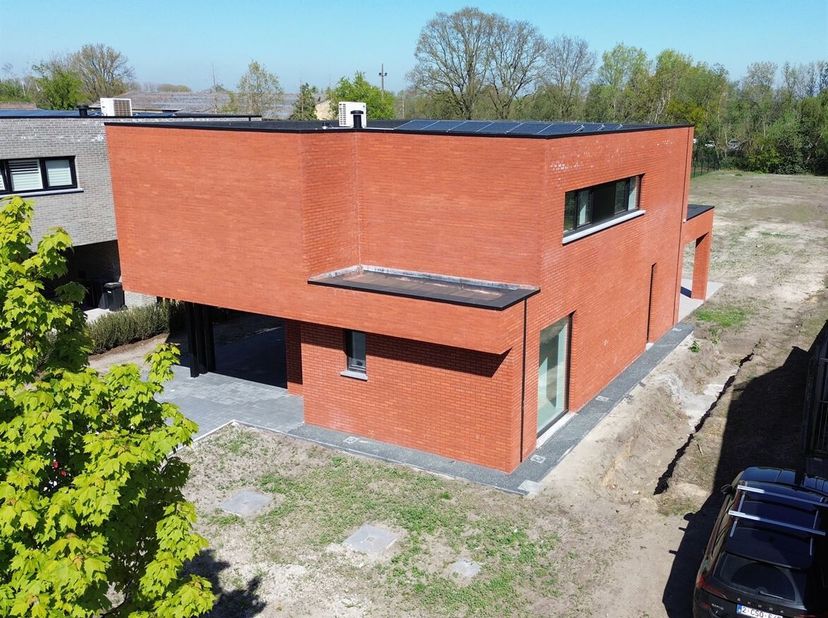 Zeer ruime, uiterst energiezuinige, moderne nieuwbouwvilla, uitgerust met 4 slaapkamers, op een groot perceel van 1.384m²!<br />
Dankzij de warmtepomp