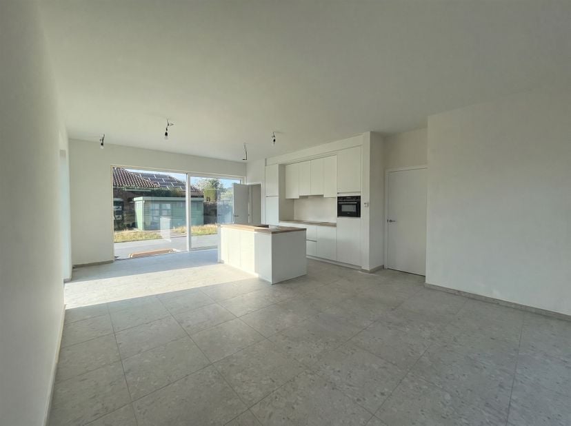 Magnifique maison neuve économe en énergie comprenant 3 chambres, un grenier spacieux et un jardin<br />
<br />
Situation : Emplacement calme et centr