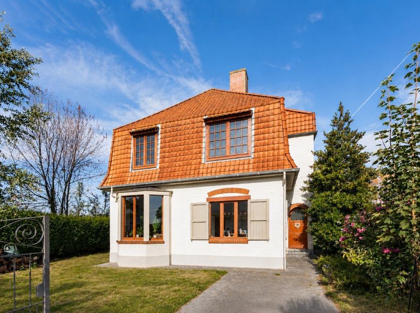 Bredene: Een gerenoveerde villa met behoud van het authentiek karakter te koop op een topligging nabij duinen en de zee!Deze charmante villa combineer