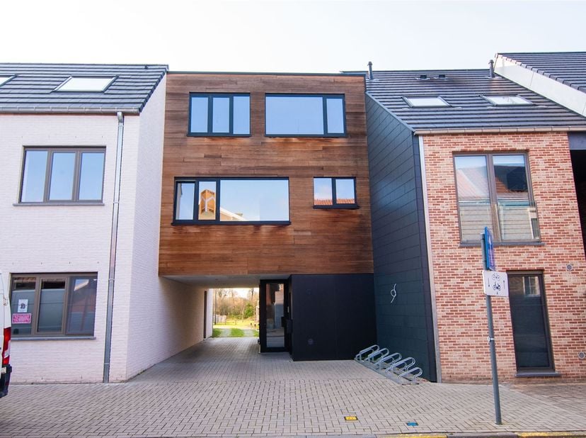 Woning met drie slaapkamers in het centrum van Heers.<br />
<br />
In het centrum van Heers vindt u dit energiezuinige (EPC-label A!) en recent gebo