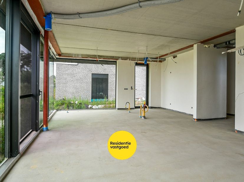 Langs de invalsweg naar Eernegem bevindt zich deze moderne open bebouwing (bouwjaar 2024) op een perceel van 301 m², aangeboden in casco / verder af t