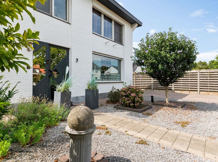 Instapklare energiezuinige woning met 4 slaapkamers, grote inpandige garage en overdekt zwembad, op een rustige ligging<br />
Via de inkomhal met vest
