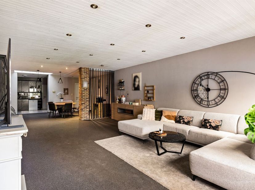 Openhuizendag op zaterdag 13 juni van 14u - 15u<br />
Op zoek naar een ruime, instapklare woning op een topligging? Deze charmante stadswoning bevindt