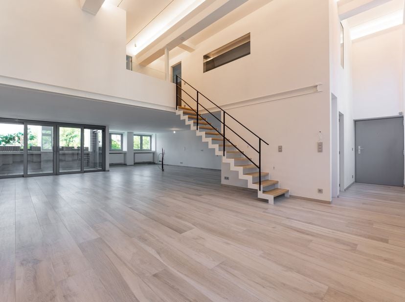 VORST, op de grens van Ukkel en Elsene, op enkele stappen van de Molièrelaan en de winkels van de Vanderkinderestraat, ruim nieuw LOFT (4 slaapkamers/