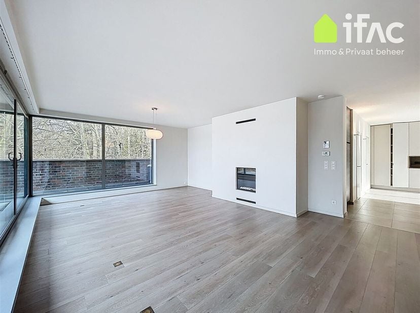 Super gelegen penthouse afgewerkt met prachtige materialen gelegen in het centrum van Tervuren, nabij alle winkels, openbaar vervoer, park <br />
Derd