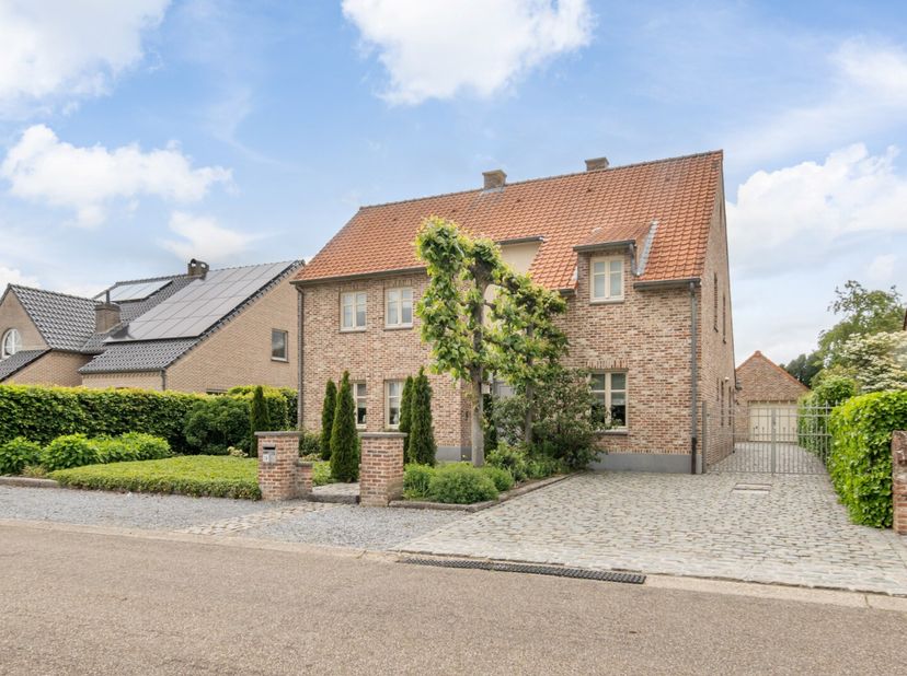 Deze stijlvolle woning is gelegen op een perceel van 6a32ca are op een rustige locatie te Kinrooi. De woning beschikt over 4 slaapkamers en 2 garages!