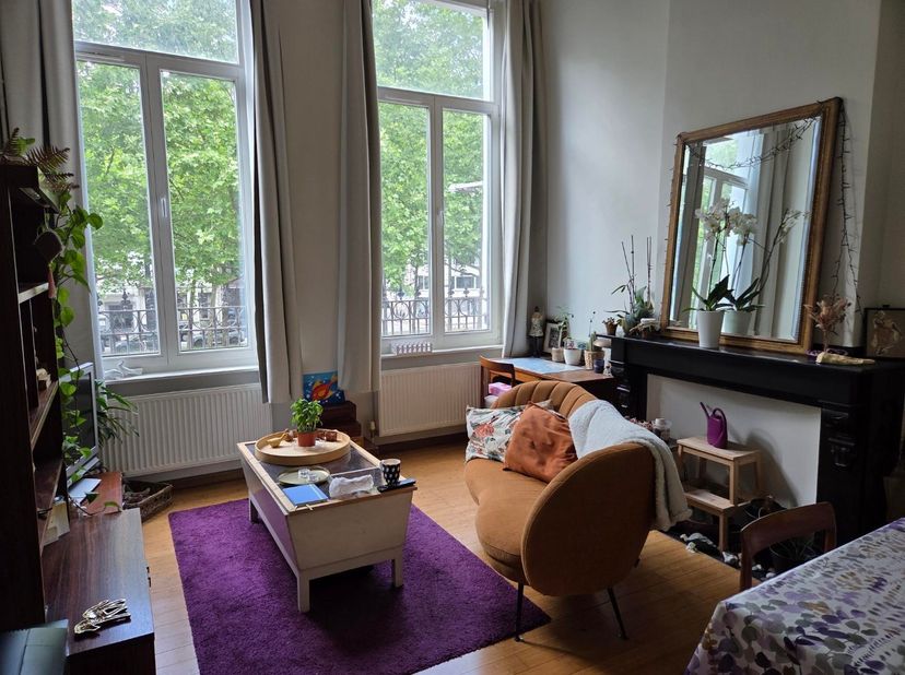 Mooi gerenoveerde studio van +/-  50m²  gelegen op 1ste verdieping van zeer mooi hoekgebouw dat deels bestaat uit gerenoveerde appartementen , en deel