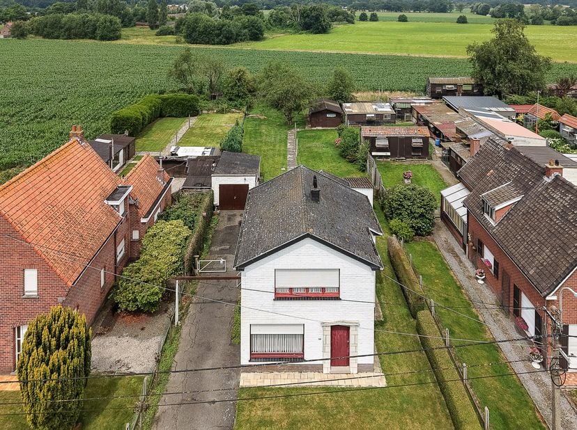 Deze charmante te renoveren woning, gelegen aan de Eekloseweg 149 in Ursel, biedt een unieke kans voor wie houdt van aanpakken en droomt van een idyll