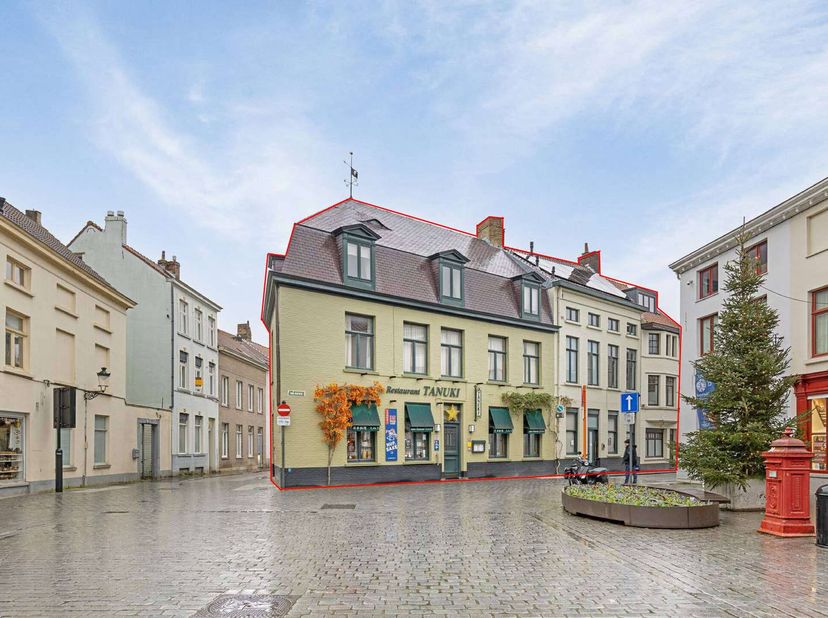 À vendre : Immeuble d'investissement unique composé d'un restaurant avec résidence et de 4 appartements au cœur de Bruges — excellent investissement !