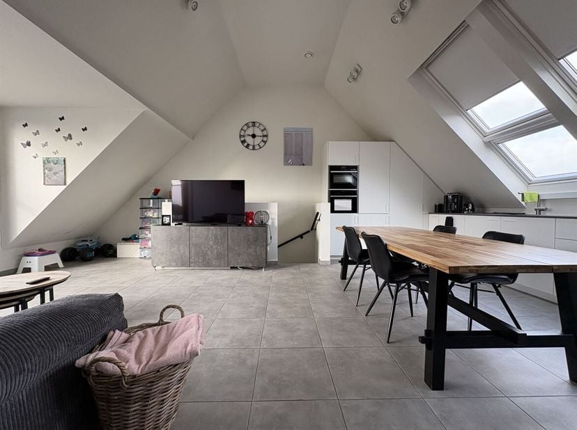 Energiezuinig duplex-appartement met 2 slaapkamers, ruim terras en carport <br />
Het appartement is gelegen in een kleinschalige residentie met een s