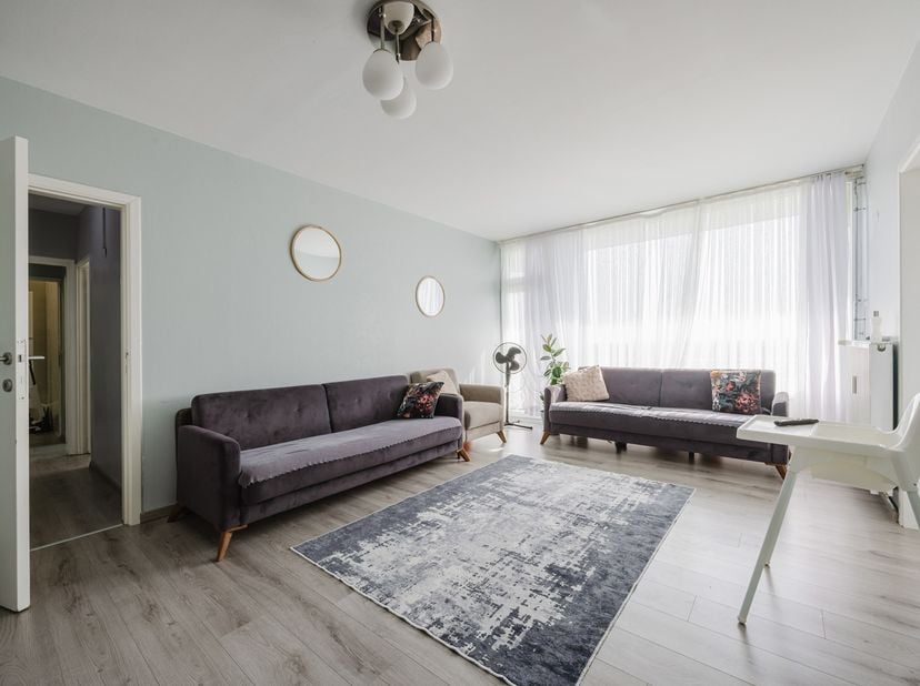 LIGGING<br />
Ontdek dit twee slaapkamer appartement met terras, gelegen in Gent. Dit appartement biedt een ideale combinatie van comfort en bereikbaa