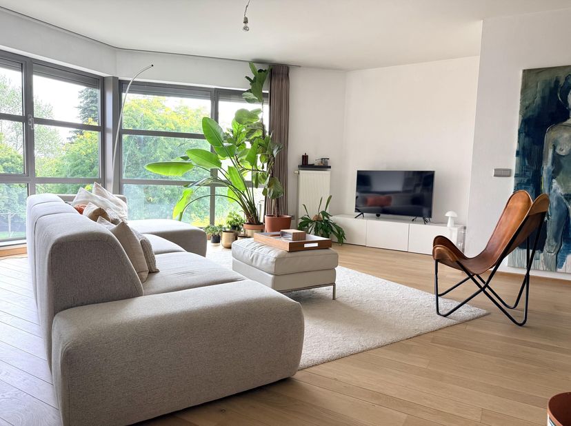 Ruime duplex  van 153 m2 met 3 slaapkamers, terras en carport.<br />
<br />
Instapklaar wonen in alle comfort? Deze stijlvolle duplex combineert ruimt