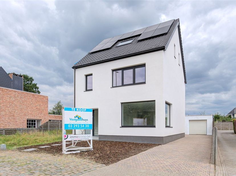 Deze volledig gerenoveerde, energiezuinige woning is gelegen nabij ij het centrum van Nijlen. Op wandelafstand van winkels, scholen en openbaar vervoe
