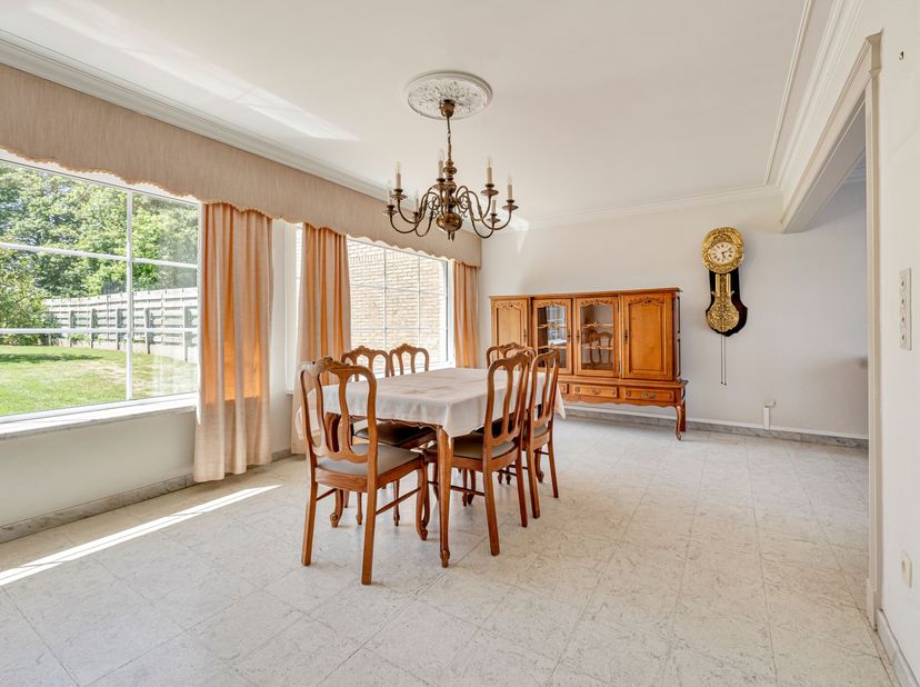 Te renoveren woning met bakken potentieel in Moorsele te koop!<br />
We betreden de woning via de inkomhal en lopen vervolgens door naar de lichtrijke