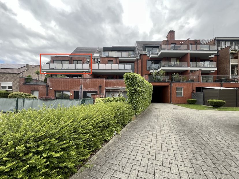 Ontdek dit gezellige en ruime appartement van 104m2 gelegen in het bruisende centrum van Bilzen, waar comfort en locatie perfect samenkomen. Dit insta