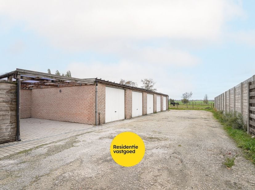 Gelijkvloers appartement te koop in het hart van Ichtegem! Dit jong appartement (bouwjaar 2007) biedt een bewoonbare oppervlakte van ca. 80 m² en besc