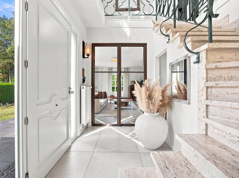 Op een mooi en ruim perceel van 8a 85ca bevindt zich deze veelzijdige villa, gelegen aan Henegauwberg, Priorijlaan 15 te Hasselt. De woning biedt een