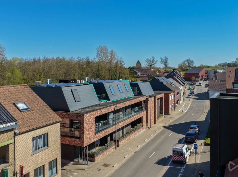 Ontdek dit ruime duplex-appartement met drie volwaardige slaapkamers, gelegen op een uitstekende ligging in de dorpskern van Bierbeek. Winkels, horeca