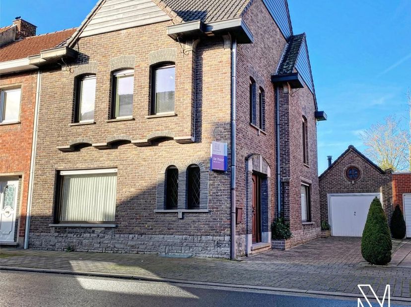 Charmante woning met inkomhal en vestiaire, gastentoilet en een praktische voorplaats/bureau. De lichtrijke leefruimte met salon biedt een mooi zicht