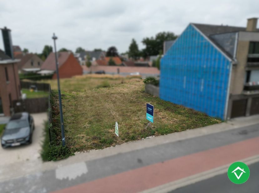 Het stuk bouwgrond (voor één open of halfopen woning) is gelegen op een gunstige ligging tussen Izegem en Rumbeke, de verbindingswegen en winkels zijn