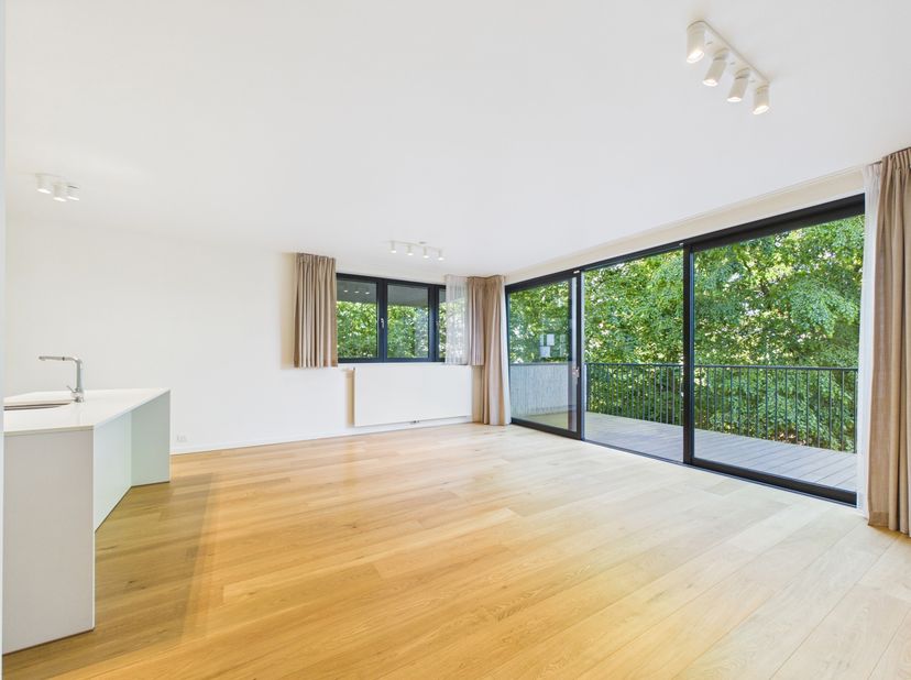 WB – Appartement met 2 slaapkamers, parkeerplaats en terras<br />
Op de grens van Watermaal-Bosvoorde en Brussel, in een groene omgeving vlak bij het