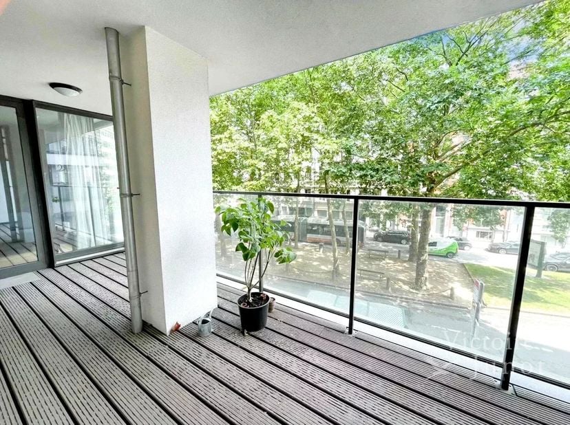 Pand voorgesteld door Carla Rodriguez: 0494 07 97 54 / carla.rodriguez@victoire.be<br />
Victoire Junot biedt u dit lichte appartement van 90 m² op de