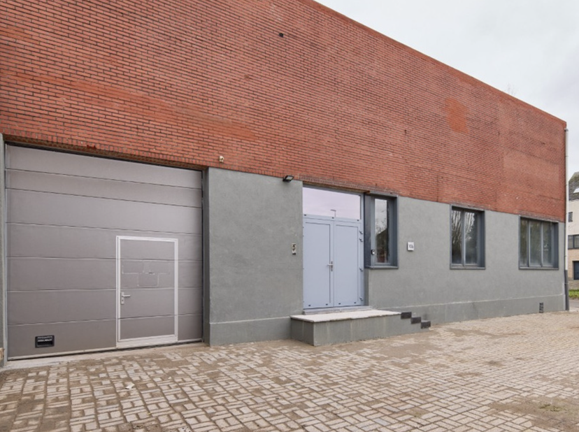 Op een strategische locatie in Grimbergen, nabij de A12 (3 km) en E19 (2 km), bieden wij een opslagruimte aan:<br />
-ca. 1.200 m² polyvalente ruimte