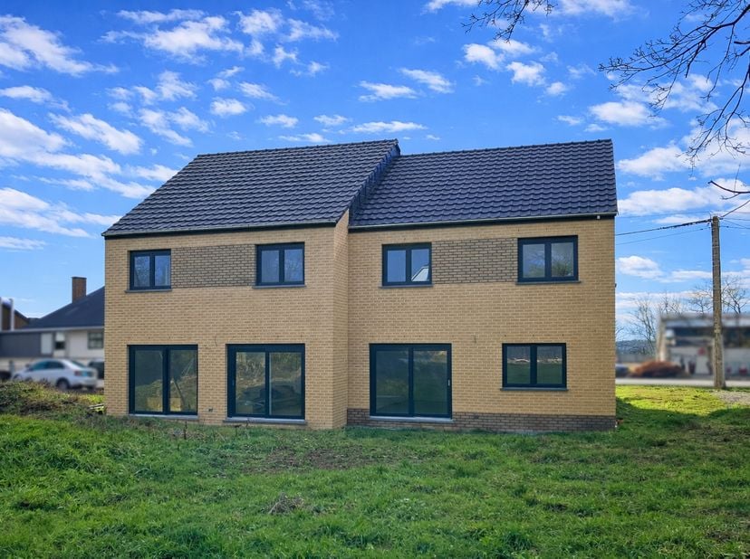 In Bois-de-Villers zijn twee moderne nieuwbouwwoningen beschikbaar, ideaal voor gezinnen die comfortabel en ruim willen wonen.Je komt binnen via de in