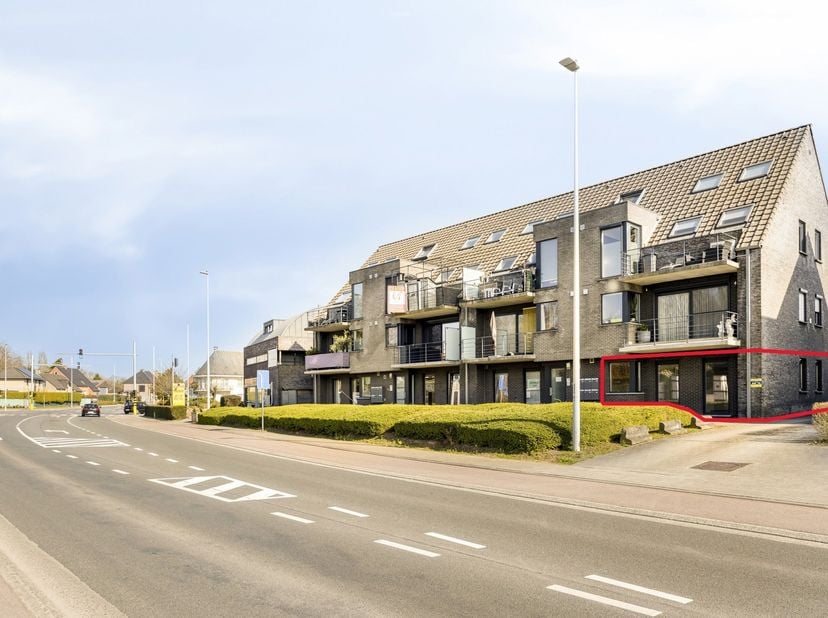 Ben je op zoek een instapklaar gelijkvloers appartement met 2 slaapkamers en 1 garage? Zoek niet verder! Dit appartement te Hoogstraat 104/0001 heeft