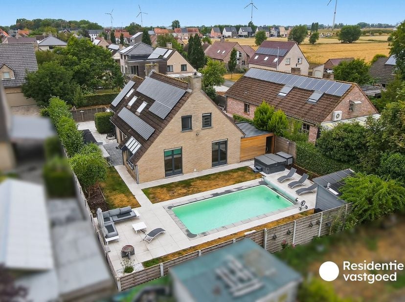 Deze ruime villa geniet van een rustige ligging in een doodlopende straat en combineert aangenaam wooncomfort met tal van praktische troeven. De wonin