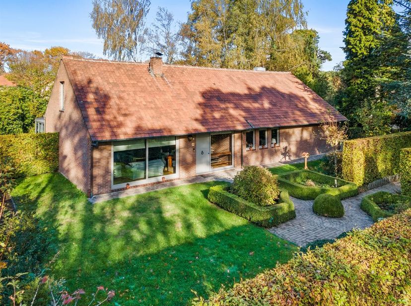 Villa résidentielle de faible hauteur sur un terrain d'environ 1400 m²<br />
Aménagement :<br />
Rez-de-chaussée :<br />
Hall d'entrée, espace de vie,